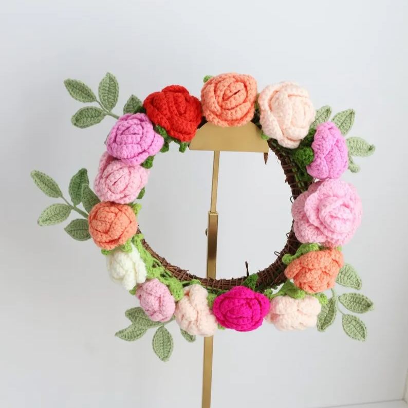 Couronne de fleurs au crochet pour décoration de porte et mur printanière