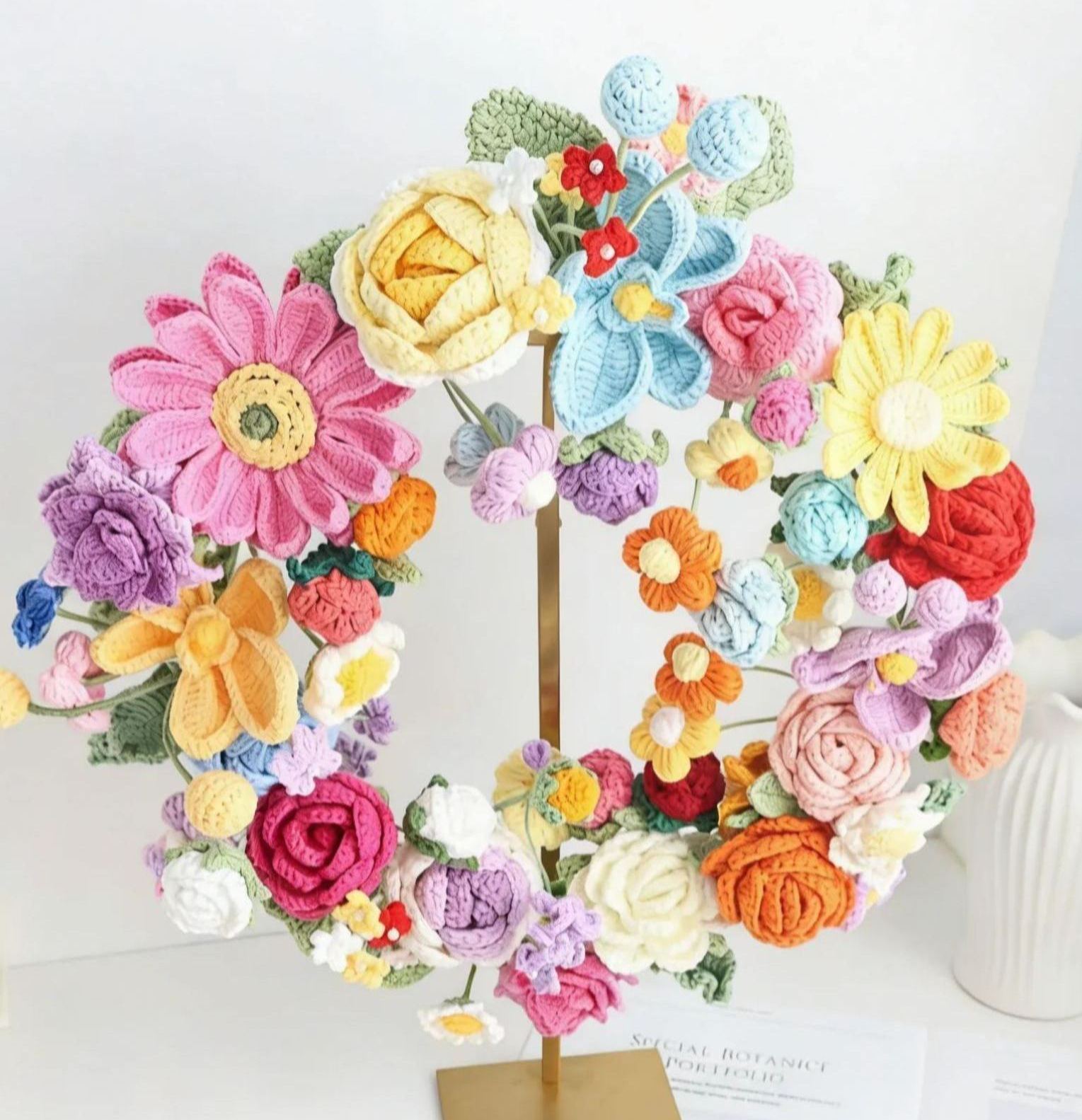 Couronne de fleurs printanière au crochet pour décoration de porte