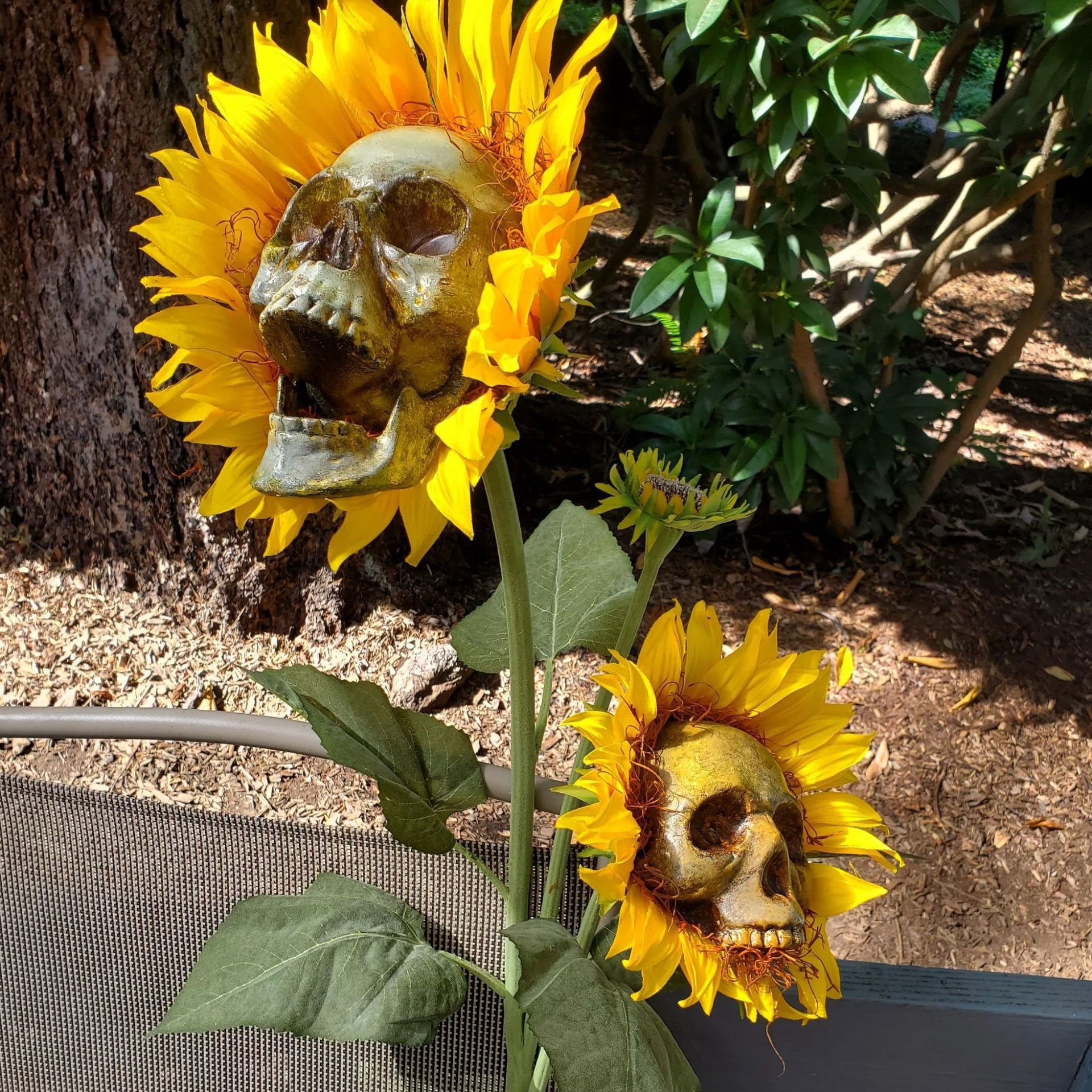 🌻 Solar Sunflower Skull Stake Light - Illuminate Your Halloween with Spooky Charm!