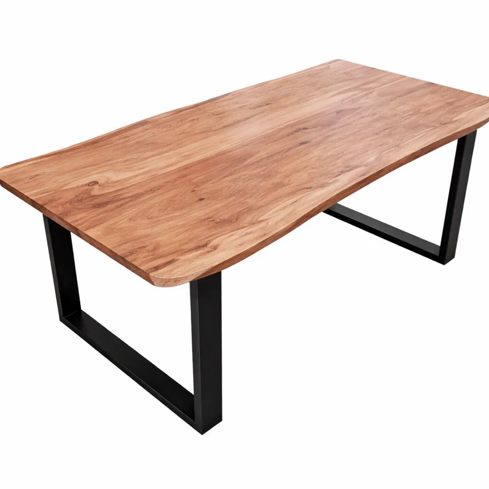 Massiver Esstisch aus Akazienholz mit natürlicher Baumkante und schwarzen Metallbeinen