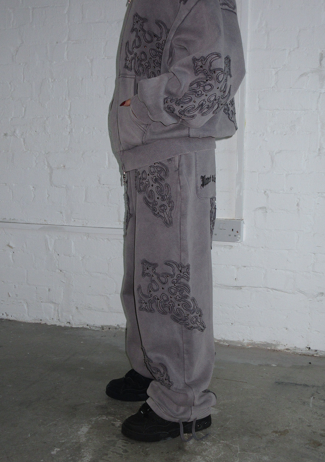 Bechicostore™ SINNER STUDDED OVERSIZED SWEATPANTS GREY VINTAGE WASH