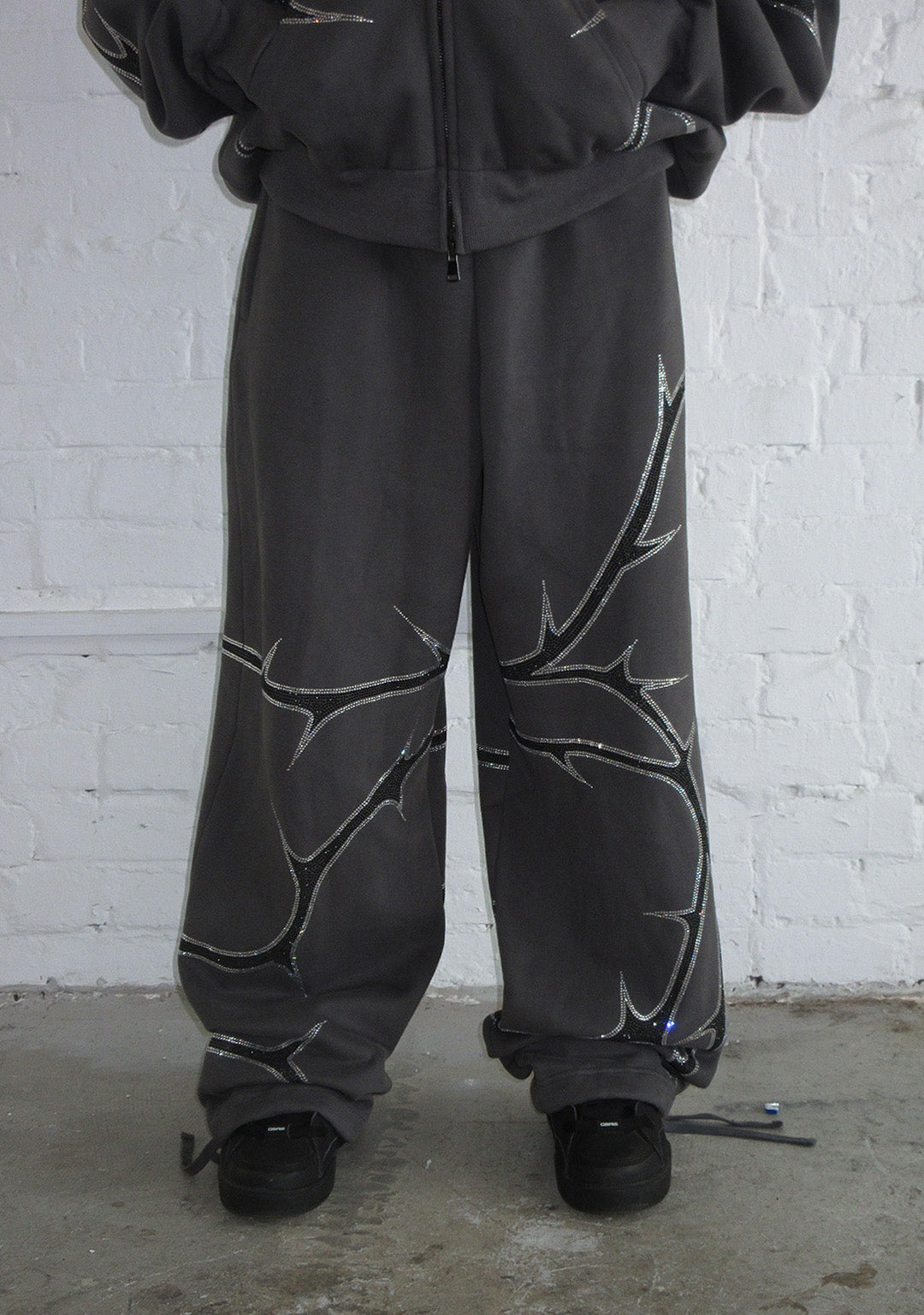 THORN RHINESTONE SWEATPANTS CHARCOAL