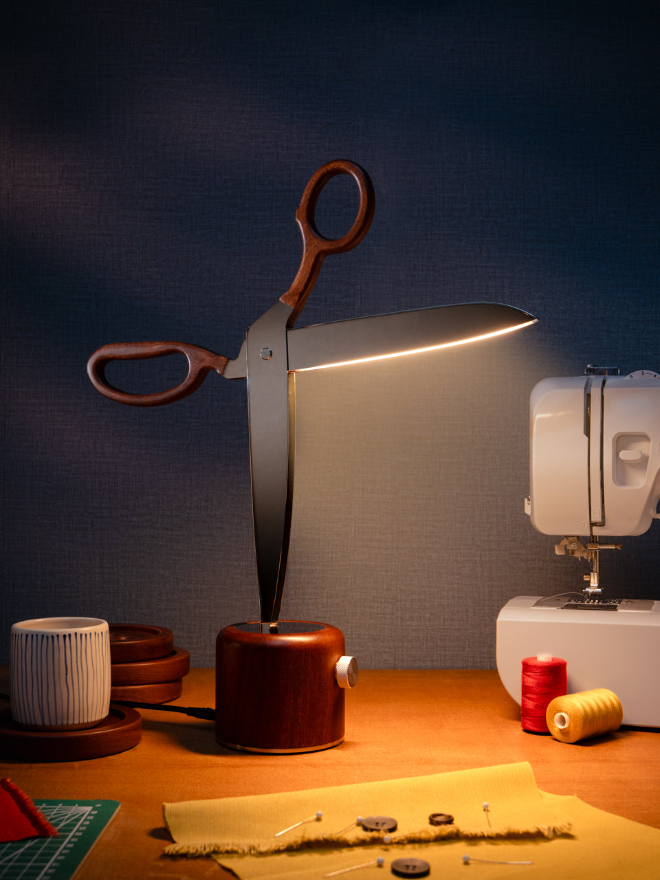 ✂️ Scissors-Shaped Sapele Wood Desk Lamp
