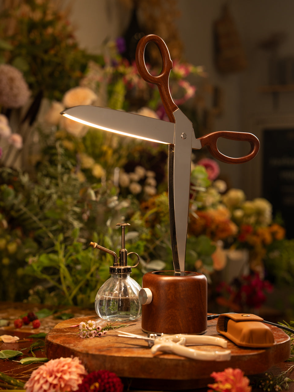 ✂️ Scissors-Shaped Sapele Wood Desk Lamp