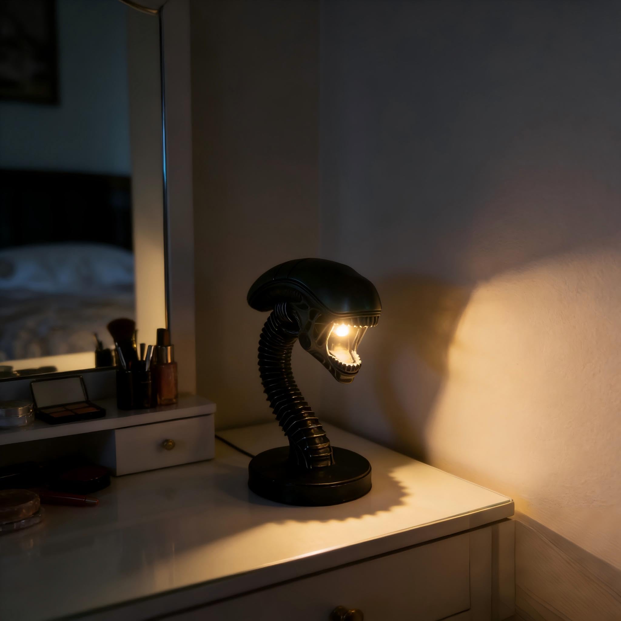 👽 Xenomorph Head Desk Lamp | Sci-Fi Horror Alien Table Lamp for Gamers & Collectors