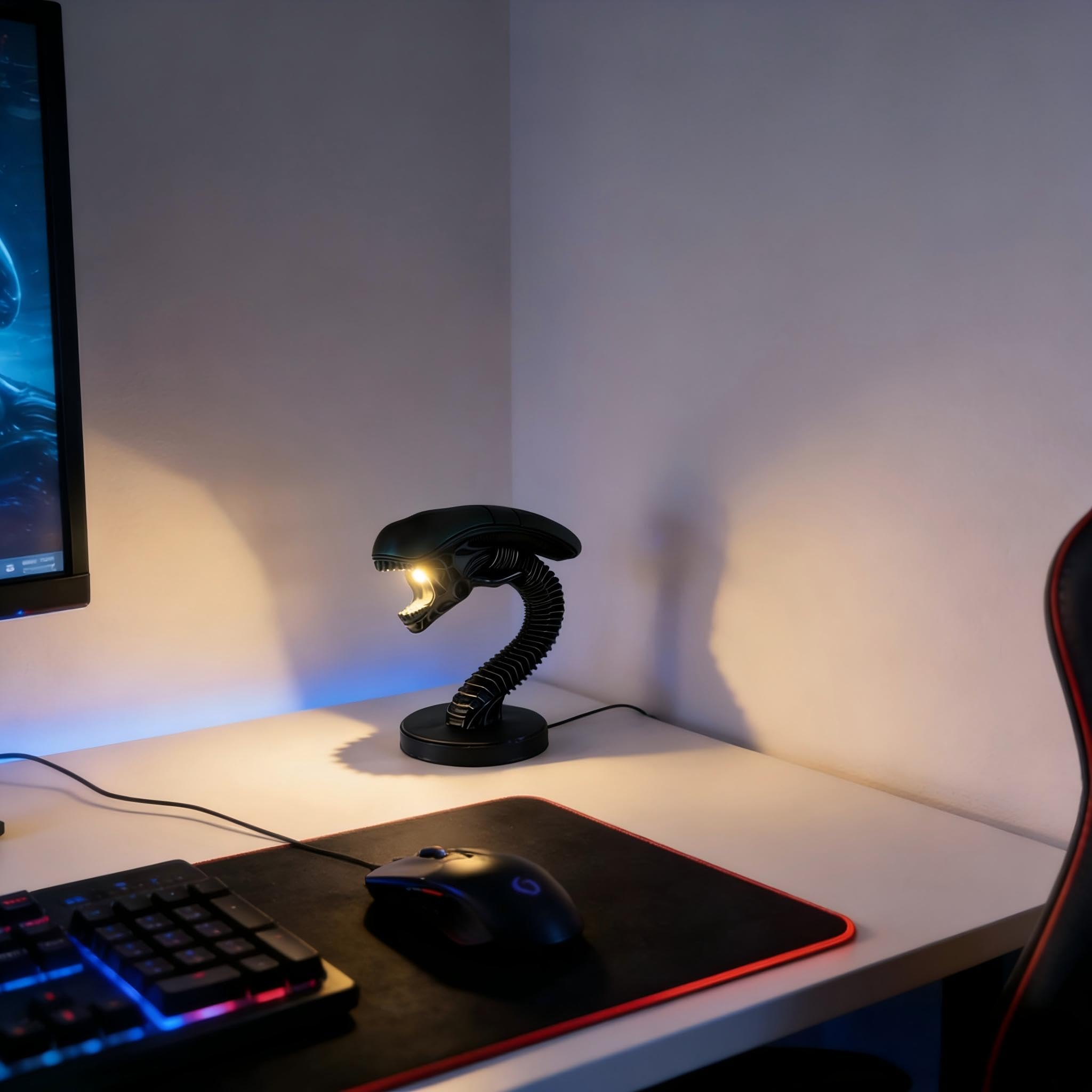 👽 Xenomorph Head Desk Lamp | Sci-Fi Horror Alien Table Lamp for Gamers & Collectors