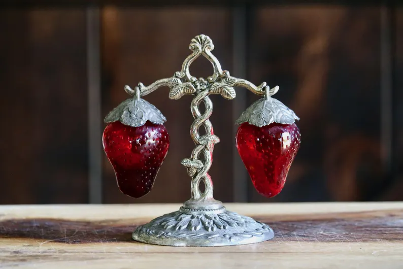 🍓 Vintage Strawberry Salt & Pepper Shaker Set