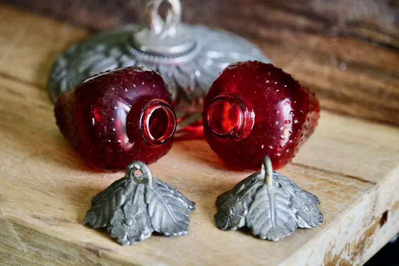🍓 Vintage Strawberry Salt & Pepper Shaker Set