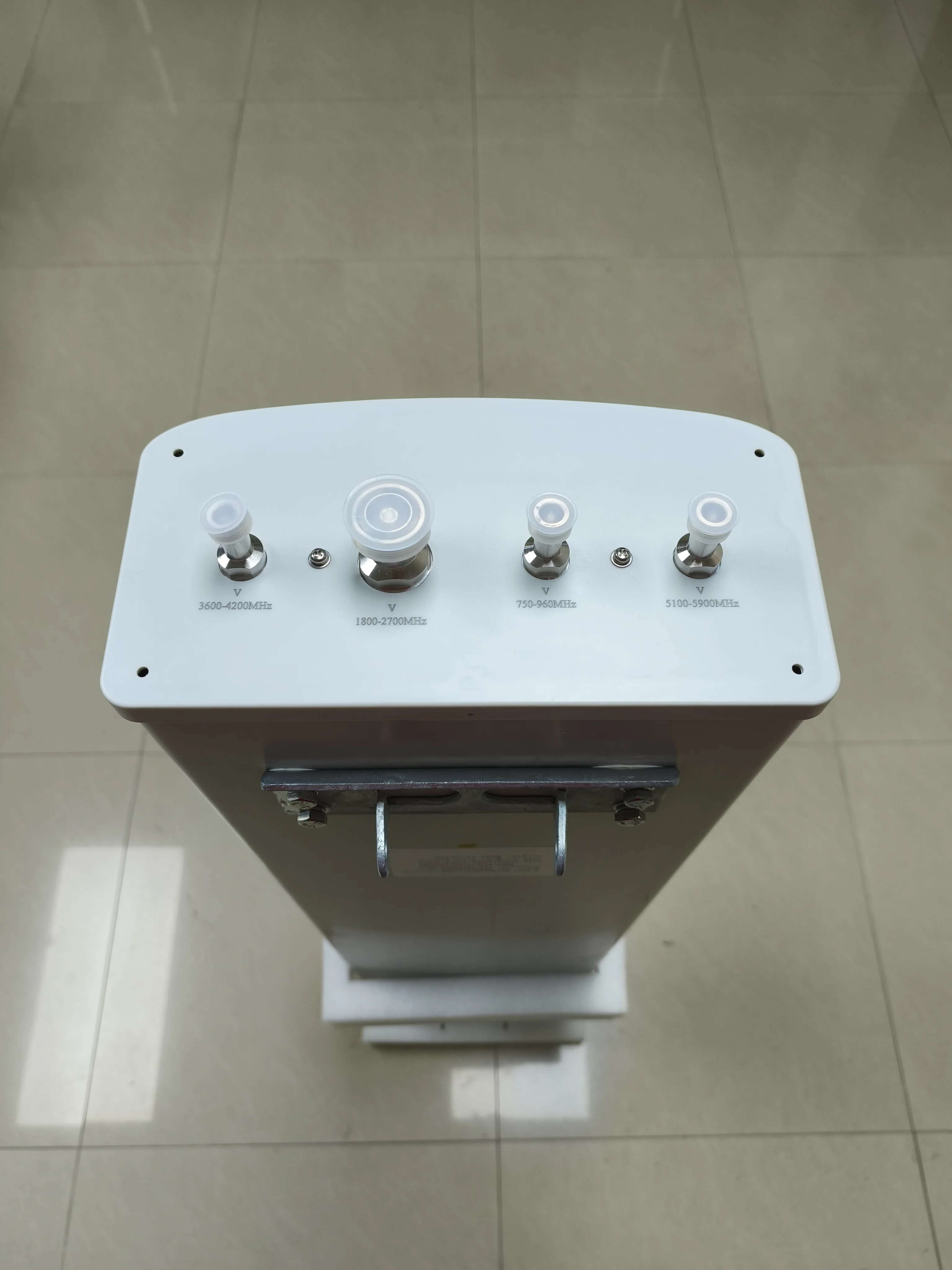 Multi-band Outdoor Wireless Base Station Antenna 750 - 5900 MHz-boxintelecom