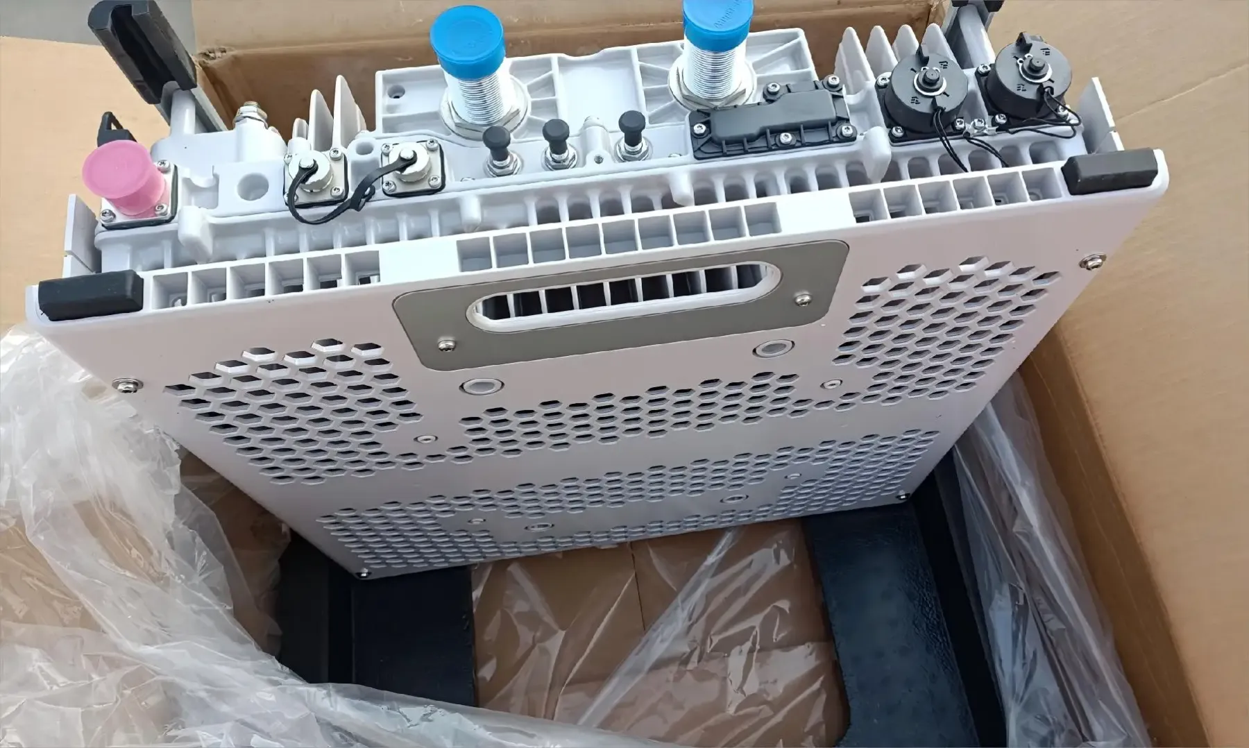 RRUS 12 B8A KRC 161 262/4 Wireless Base Station Radio Unit RRUS 12B8A KRC161262/4