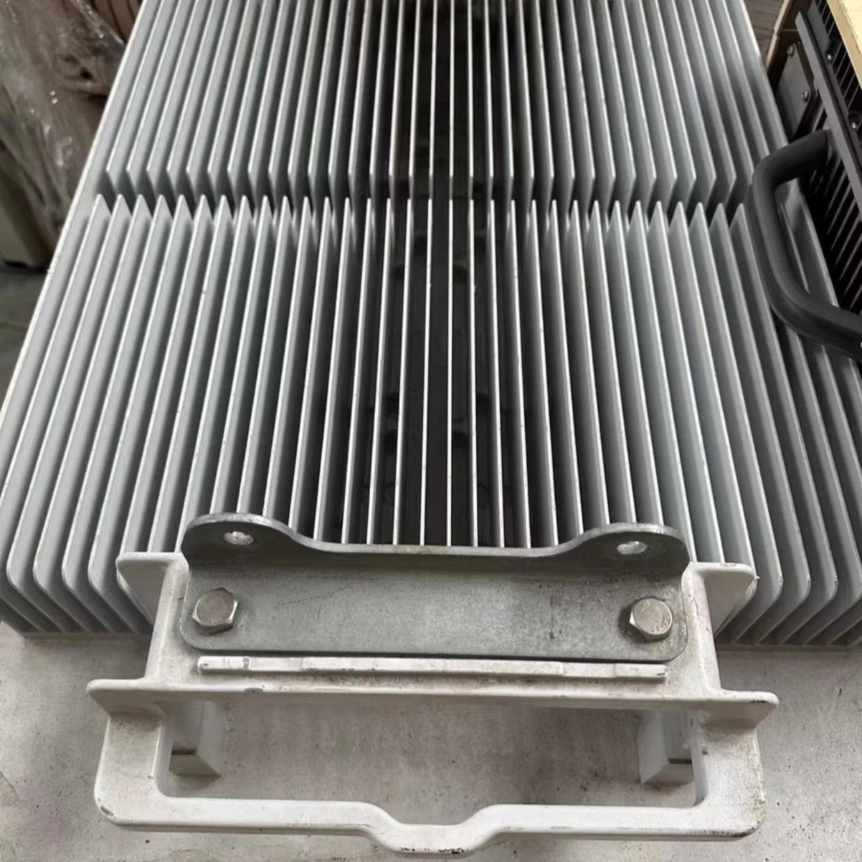 RRU air Radio 3236 B42 in Storage KRD 901 183/11 Wireless Base Station RRU 3236b42-boxintelecom