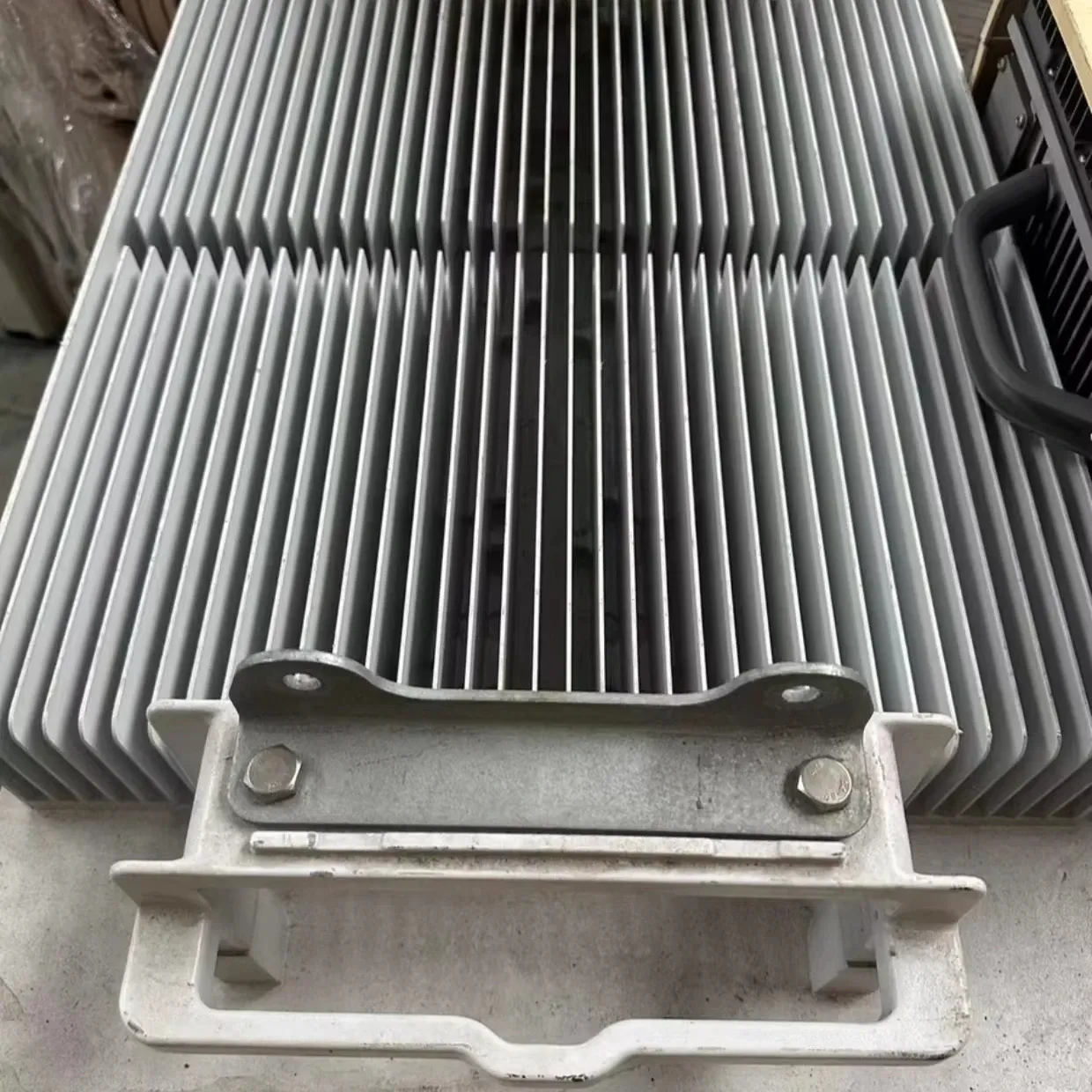 RRU air Radio 3236 B42 in Storage KRD 901 183/11 Wireless Base Station RRU 3236b42-boxintelecom