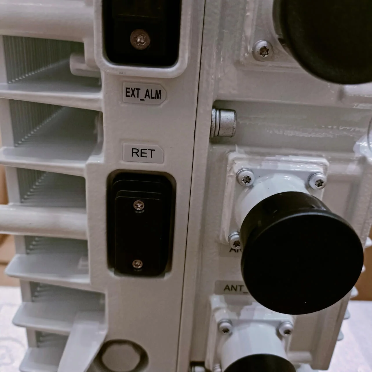 Brand New RRU5818 02312LWK WD5MRRUSLA0A 5G Wireless Infrastructure 3400 MHz ~ 3600 MHz 2615MHz(8*40W)-boxintelecom