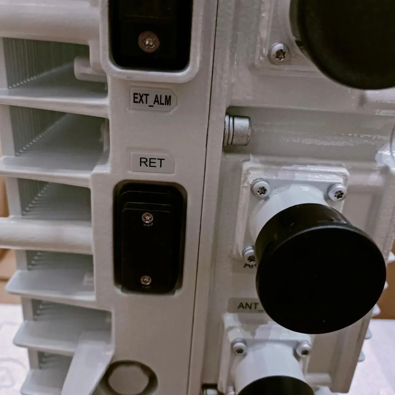 Brand New RRU5818 02312LWK WD5MRRUSLA0A 5G Wireless Infrastructure 3400 MHz ~ 3600 MHz 2615MHz(8*40W)-boxintelecom
