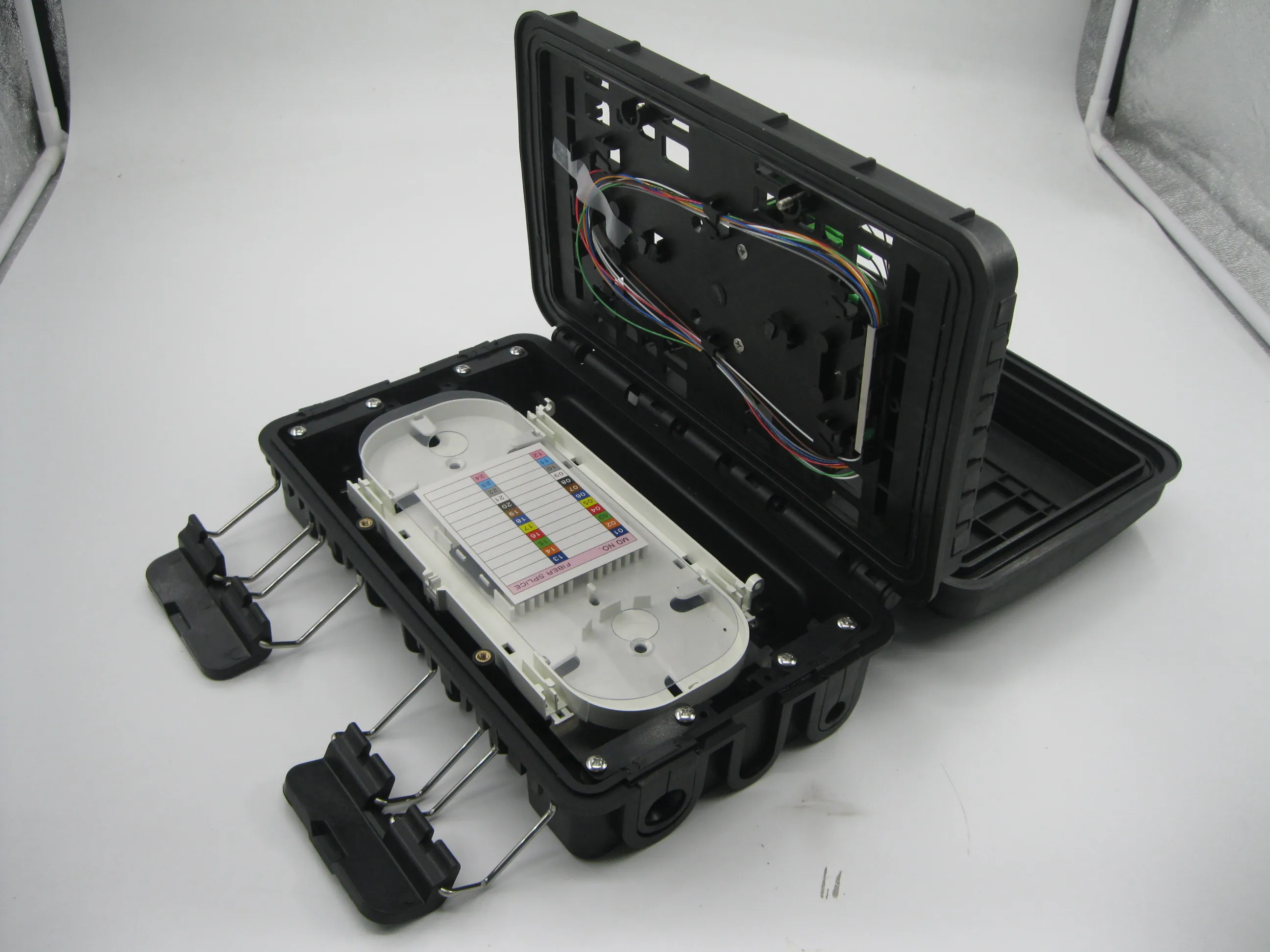 F225-APT  Versatile 16 Cores FTTH Fiber Optical Distribution Box Solution
