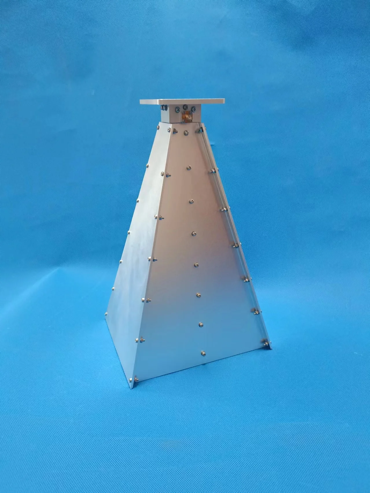 Ultra-wideband 600MHZ-8GHZ 18dbi dual ridge horn antenna multi-band-boxintelecom