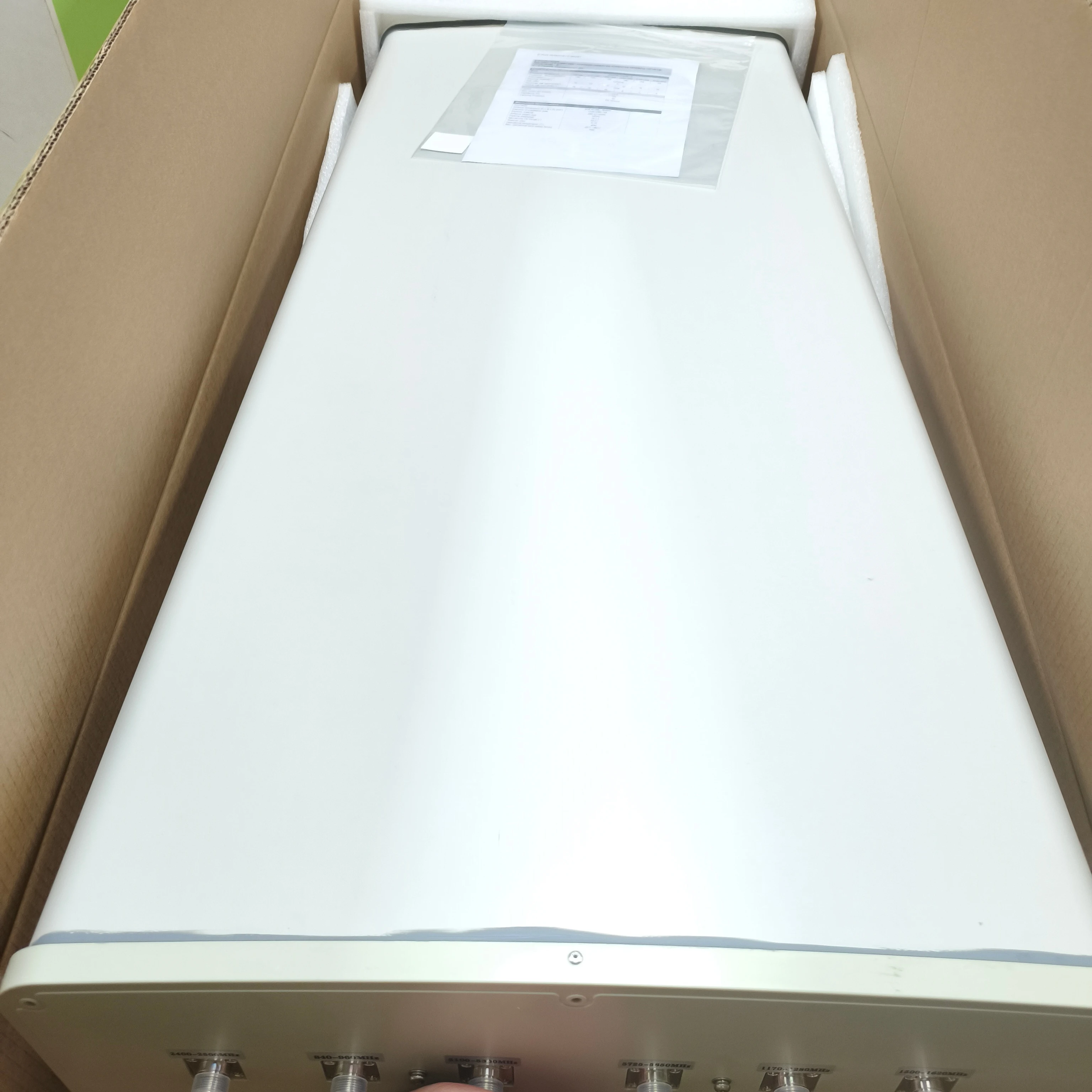Multi-band Outdoor Wireless Base Station Antenna 840 - 5900 MHz-boxintelecom