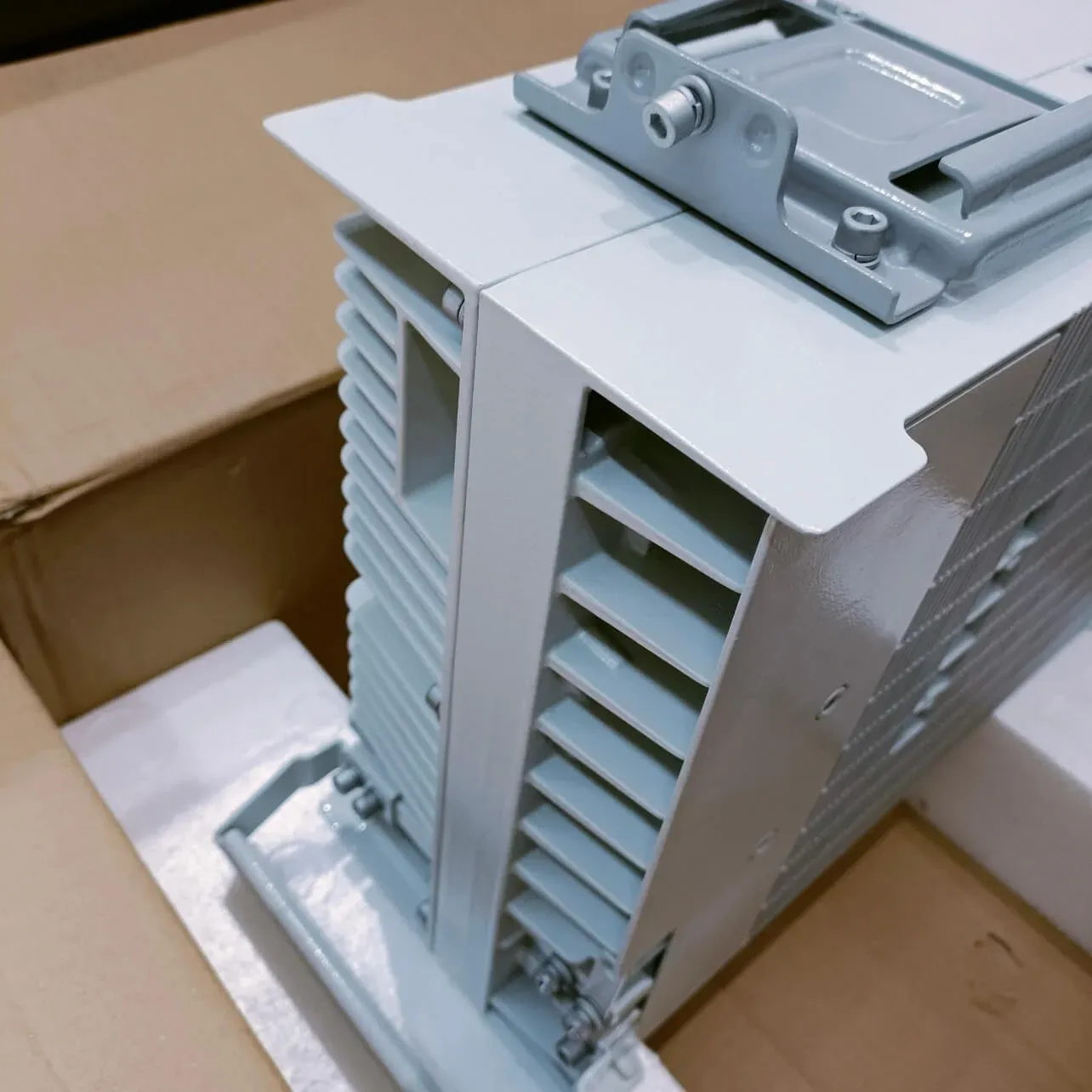 Brand New RRU5818 02312LWK WD5MRRUSLA0A 5G Wireless Infrastructure 3400 MHz ~ 3600 MHz 2615MHz(8*40W)-boxintelecom
