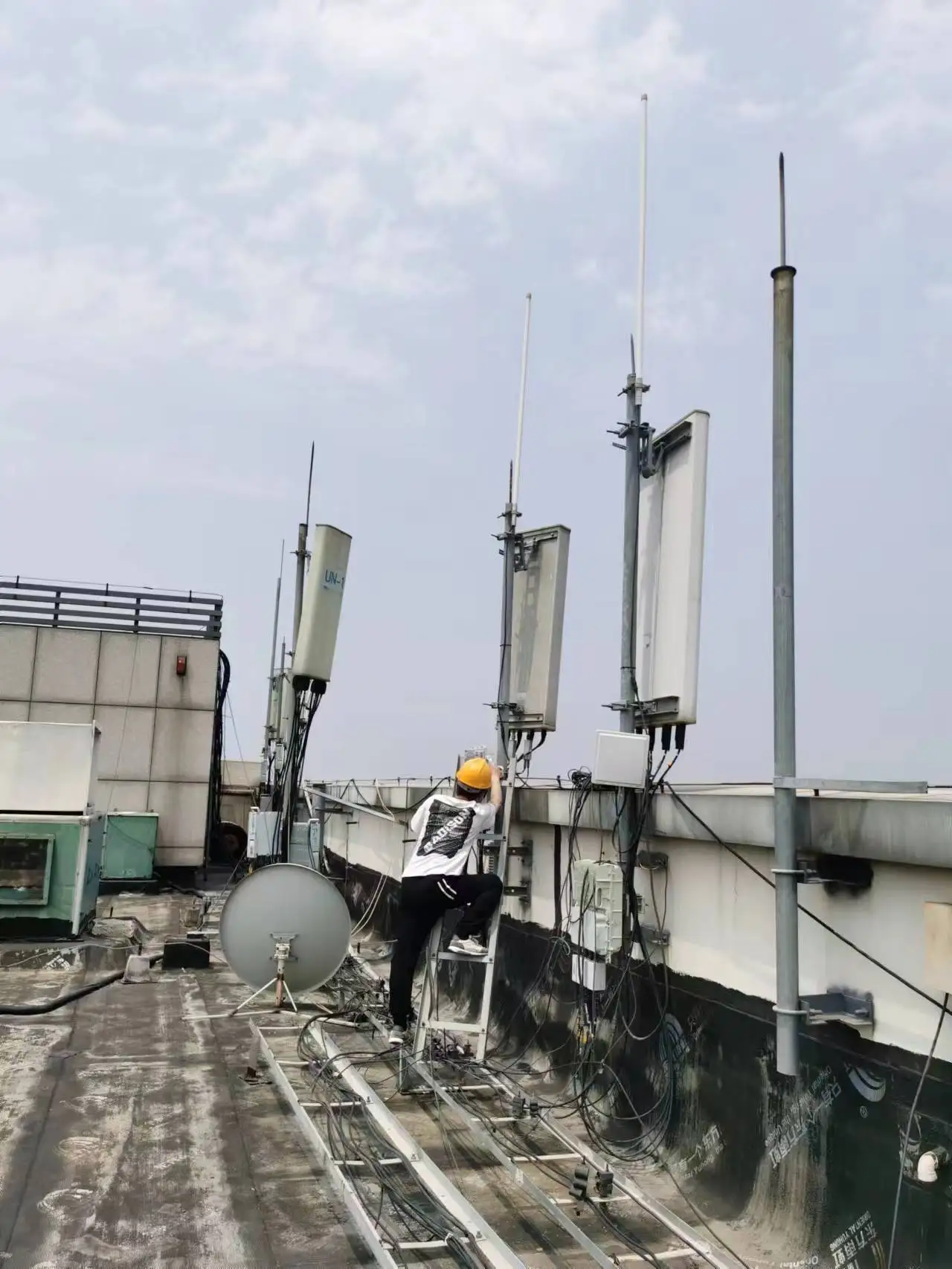 Outdoor omnidirectional base station panel antenna, 6-port high-gain base station antenna-boxintelecom