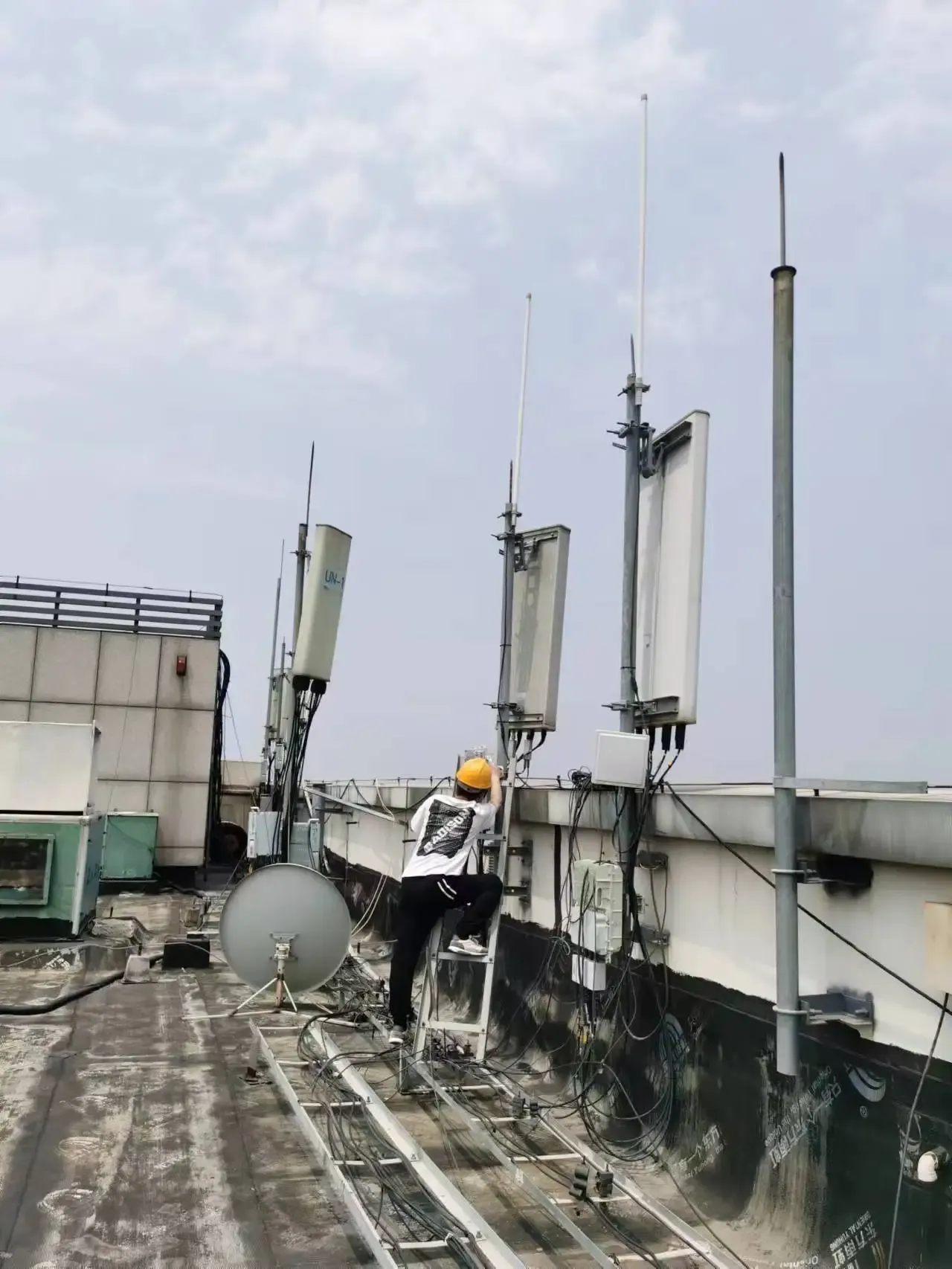 Outdoor omnidirectional base station panel antenna, 6-port high-gain base station antenna-boxintelecom