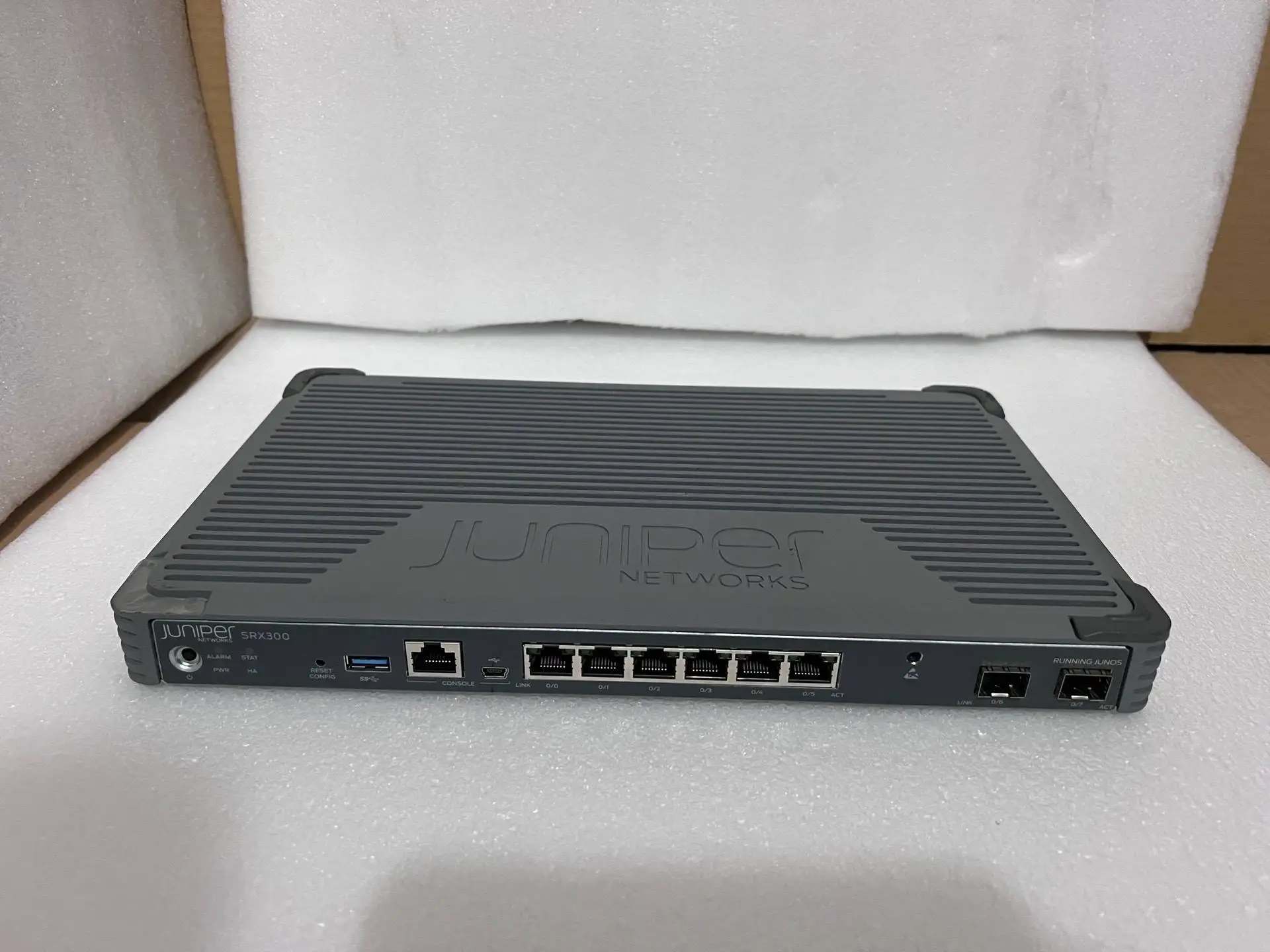 Juniper Brand New SRX300-SYS-JB SRX Series 48 Ports 4G RAM 8G Flash SRX300 Service Gateways Network Switch Stackable VLAN-boxintelecom