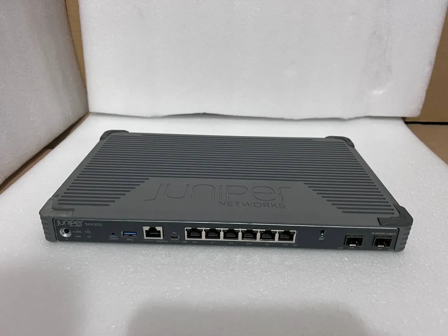Juniper Brand New SRX300-SYS-JB SRX Series 48 Ports 4G RAM 8G Flash SRX300 Service Gateways Network Switch Stackable VLAN-boxintelecom