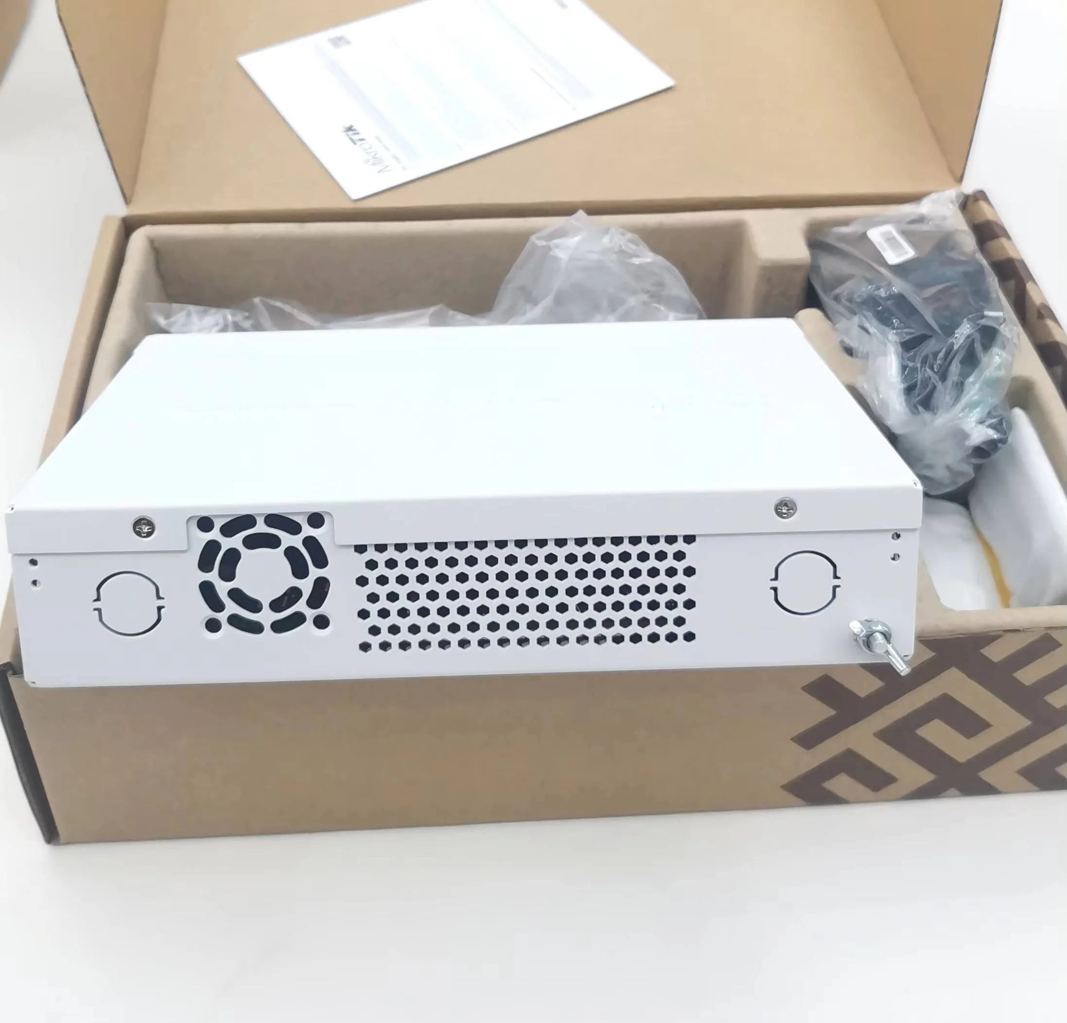 New Original 8x Gigabit Ethernet Smart Switch CRS112-8G-4S-IN, 4x SFP Switch CRS112-8G-4S-IN-boxintelecom