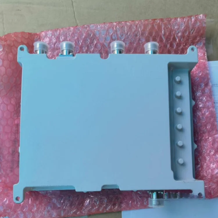 Low PIM Quad Band Combiner IP67 4.3-10 Female RF Cavity Combiner Filter Wall Pole Mounting