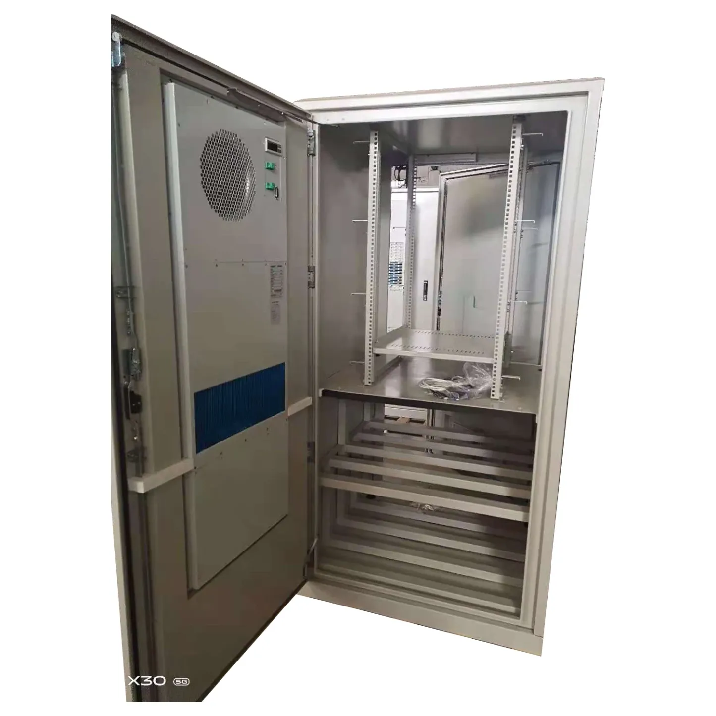 Aluminum Alloy Outdoor Telecom Cabinet with  Heat Exchanger Installed on the Door of 22 U 19 Inch Rack and 2-Story Battery Rack-boxintelecom