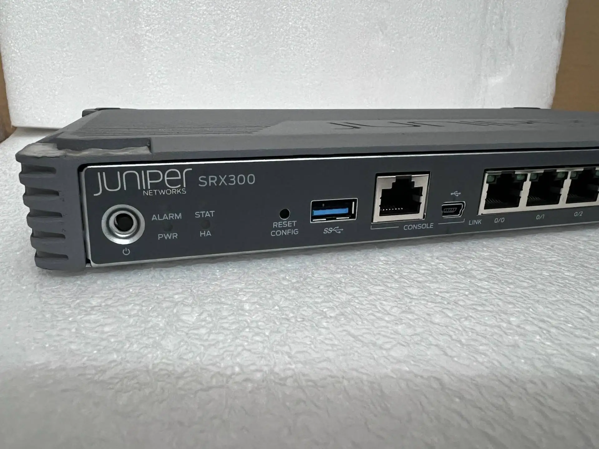 Juniper Brand New SRX300-SYS-JB SRX Series 48 Ports 4G RAM 8G Flash SRX300 Service Gateways Network Switch Stackable VLAN-boxintelecom