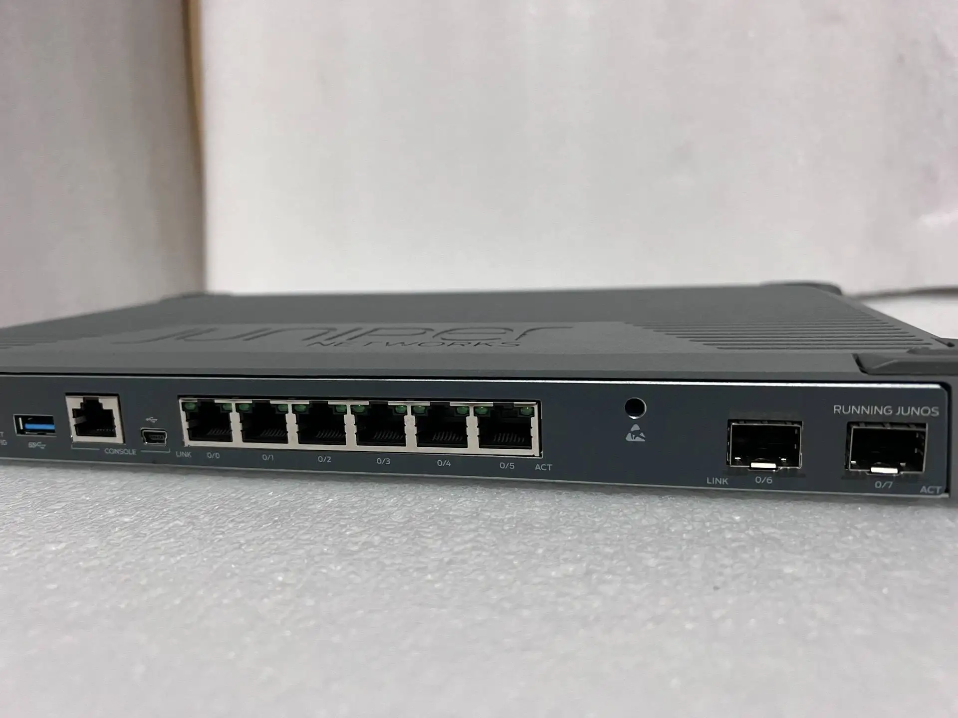 Juniper Brand New SRX300-SYS-JB SRX Series 48 Ports 4G RAM 8G Flash SRX300 Service Gateways Network Switch Stackable VLAN-boxintelecom
