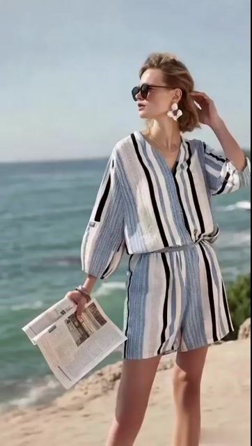 Set mit lockeren, gestreiften Shorts für den Urlaub