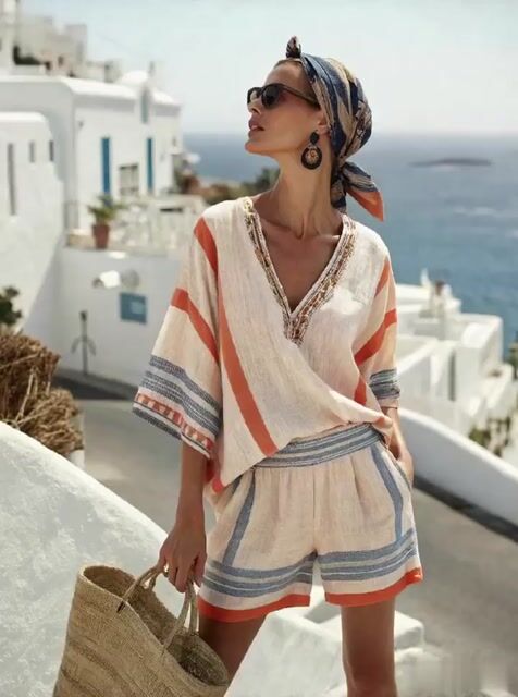 Lässiges zweiteiliges Set für Damen: V-Ausschnitt-Top und Shorts mit Streifenmuster, ideal für den Urlaub