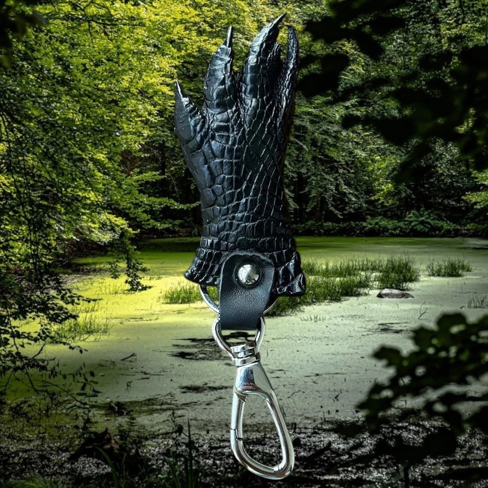 Handcrafted Alligator Foot Keychain – Exotic Reptile Claw Souvenir Gift, Unique Nature-Inspired Key Ring
