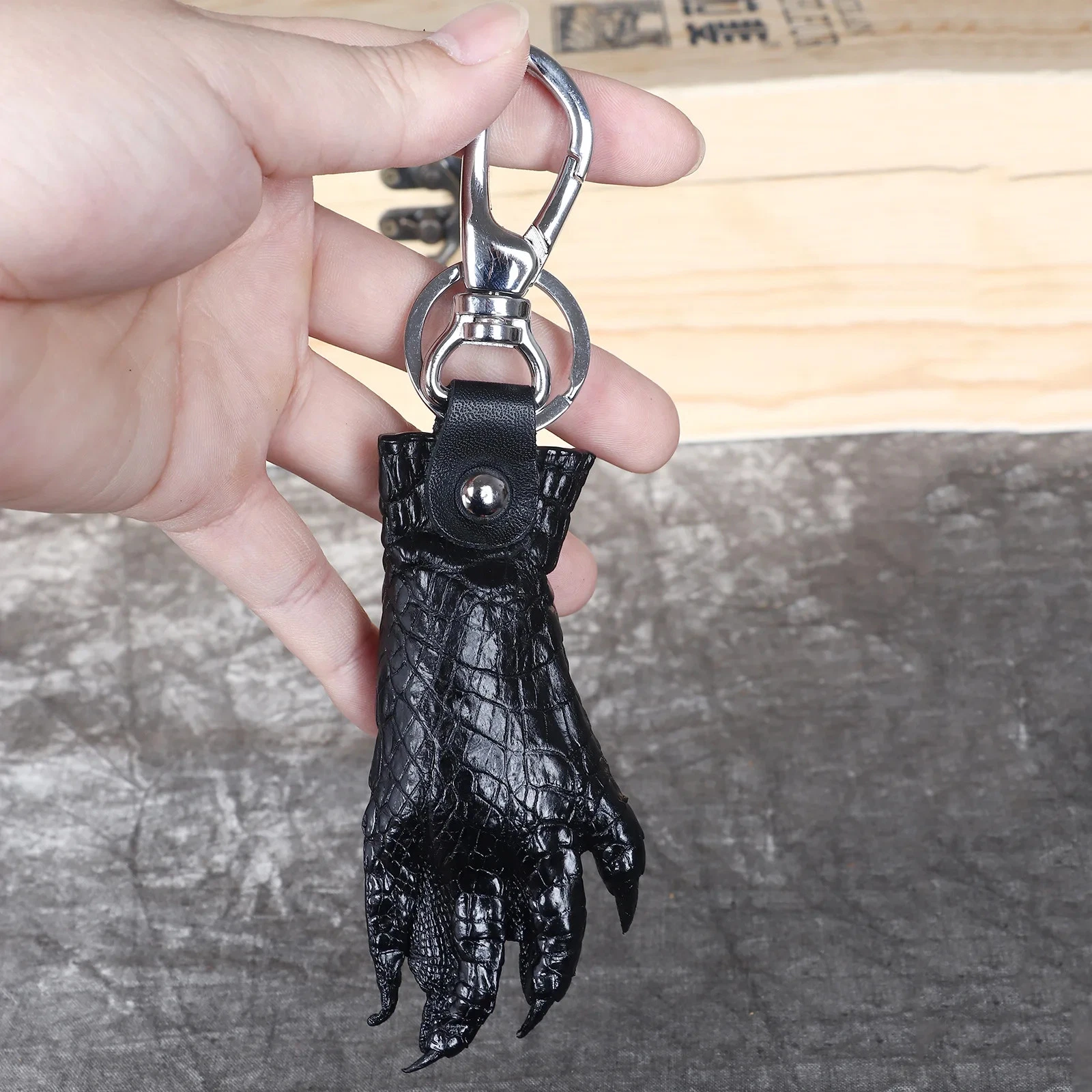 Handcrafted Alligator Foot Keychain – Exotic Reptile Claw Souvenir Gift, Unique Nature-Inspired Key Ring