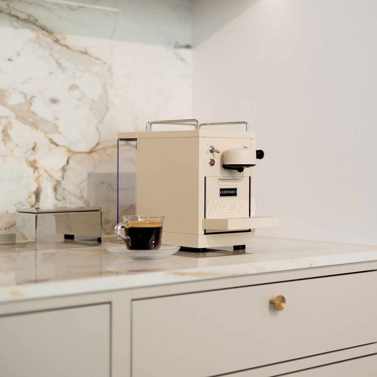 Sjöstrand THE ORIGINAL Ekspres ze Stali Polerowanej do Kawy w Kapsułkach / Beżowy (Kompatybilny z Nespresso)