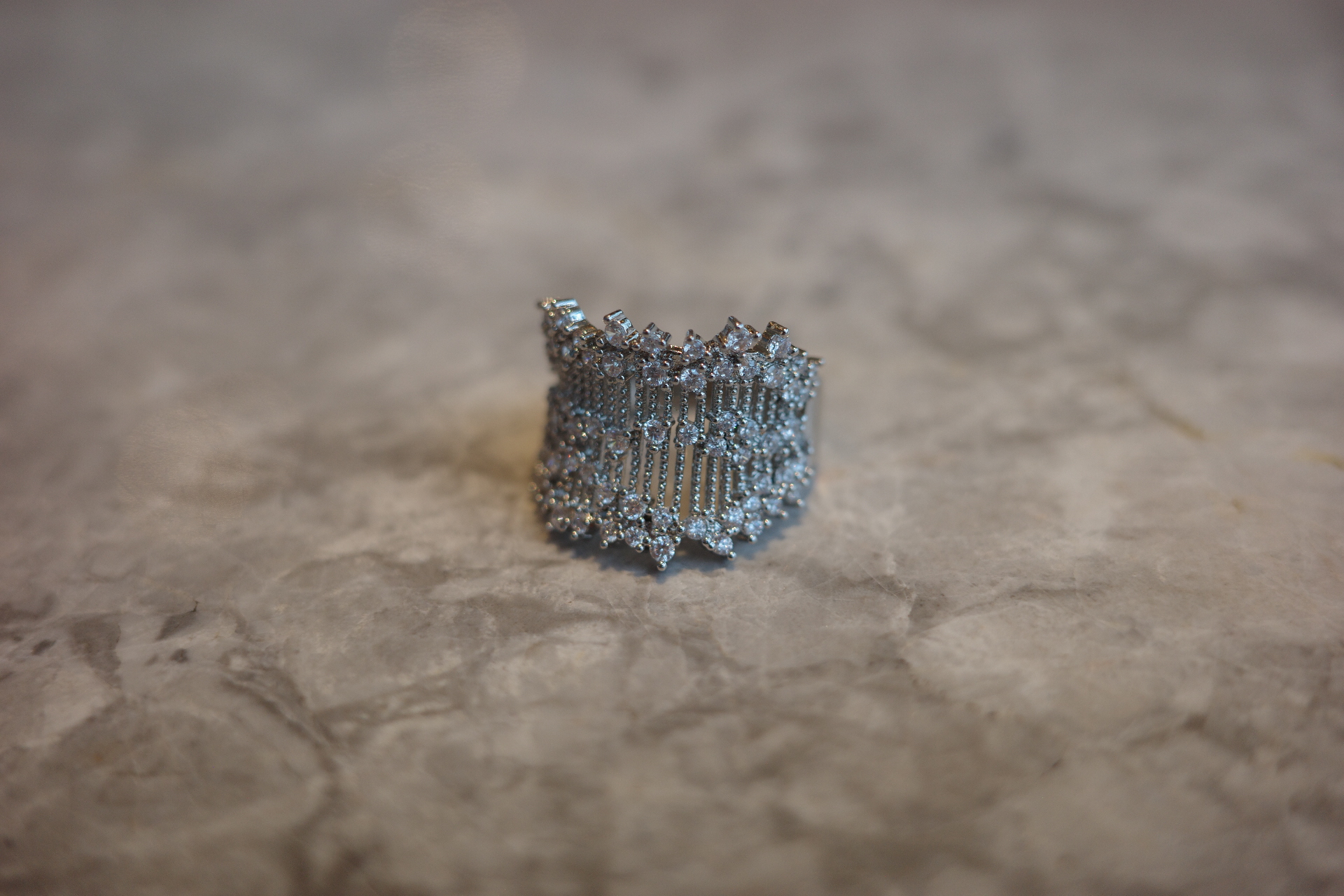 The Moon Lyre Ring – Parallel Gold Strings & Stardust Constellation