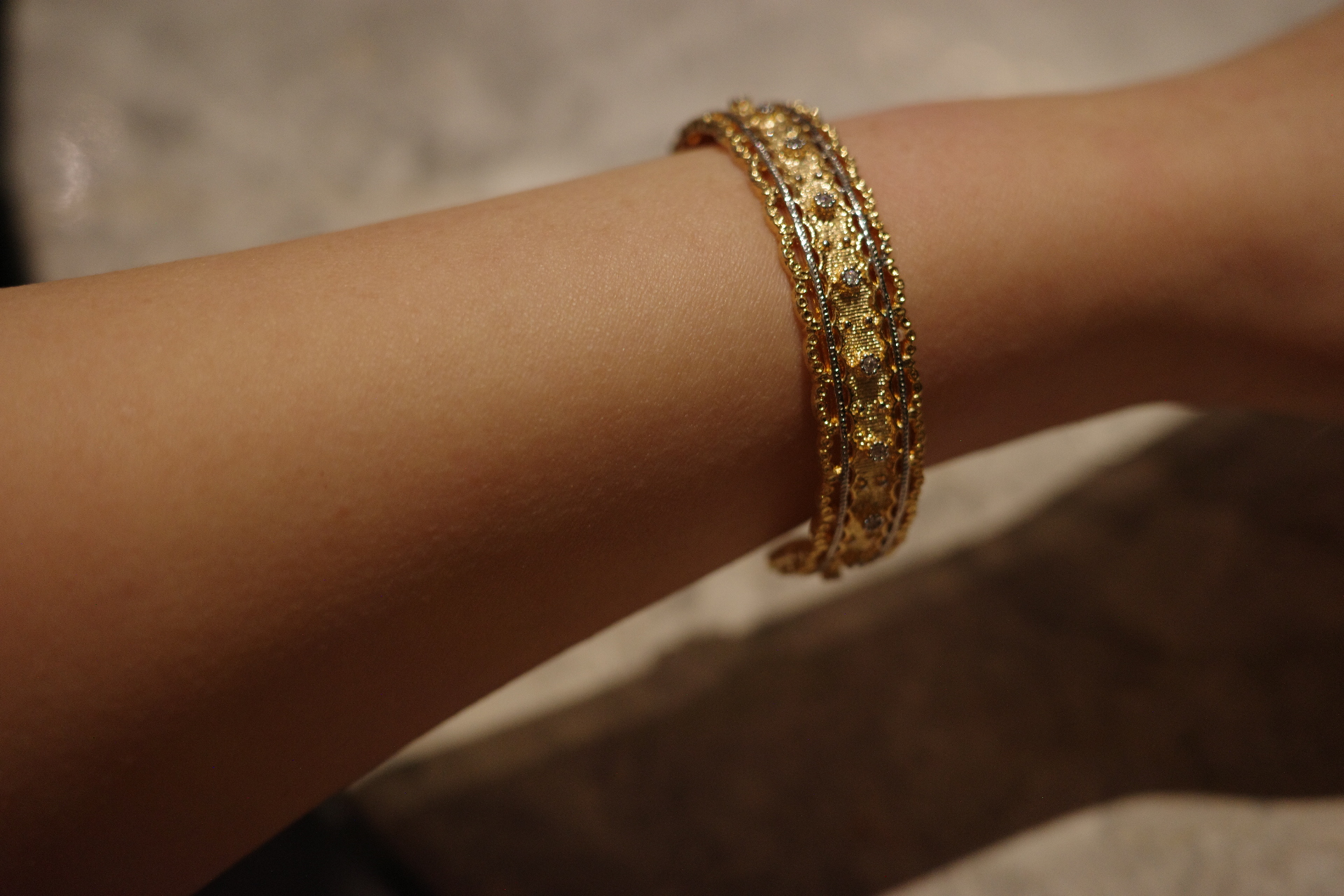 The Imperial Silk Cuff – Brushed Gold "Tessile" Engraving & Full-Pavé Diamond Bangle
