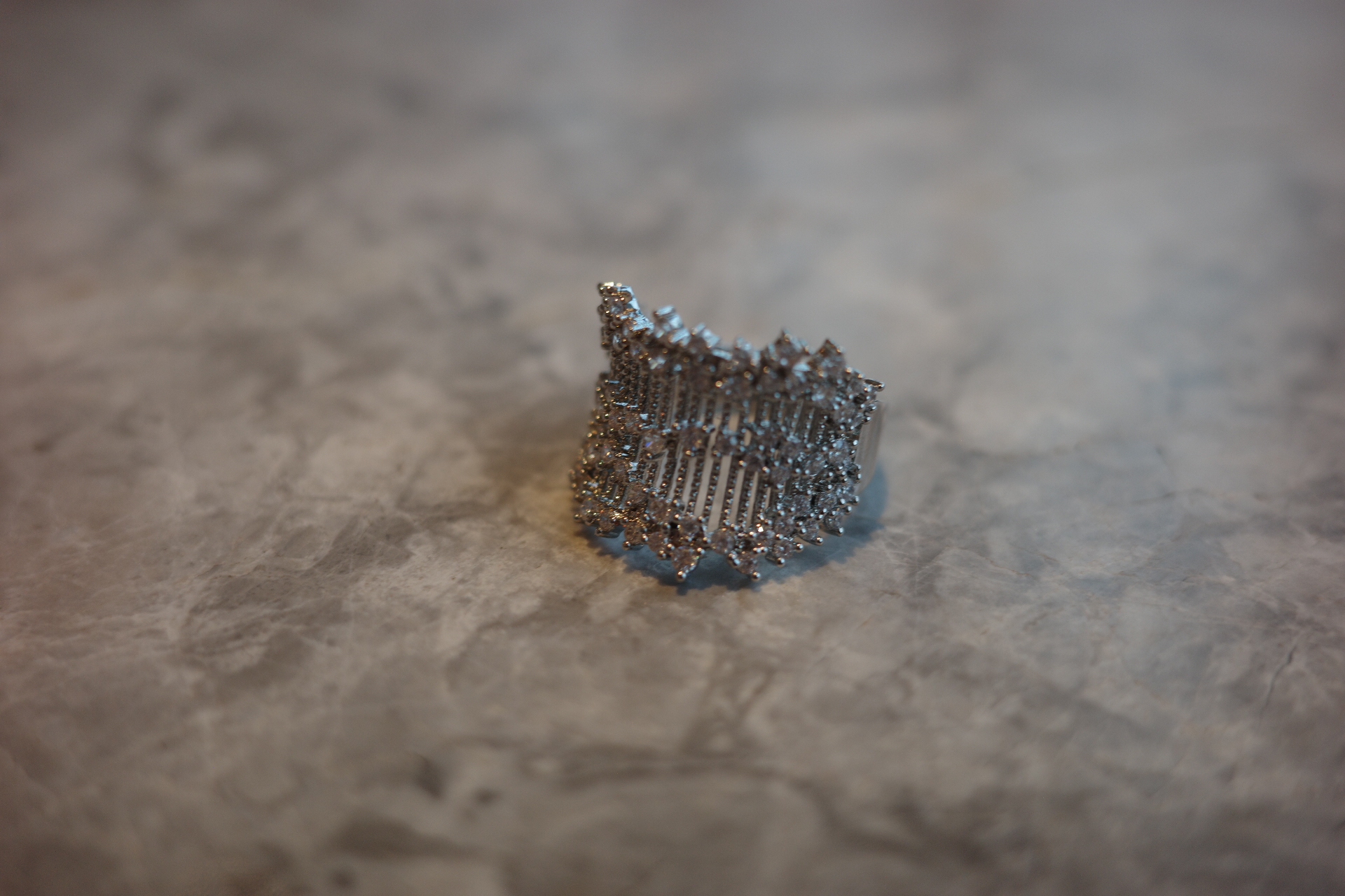 The Moon Lyre Ring – Parallel Gold Strings & Stardust Constellation