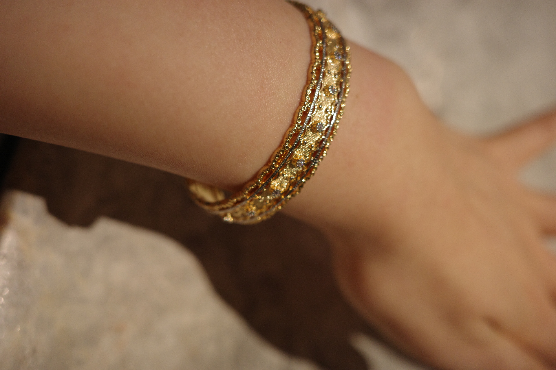 The Imperial Silk Cuff – Brushed Gold "Tessile" Engraving & Full-Pavé Diamond Bangle