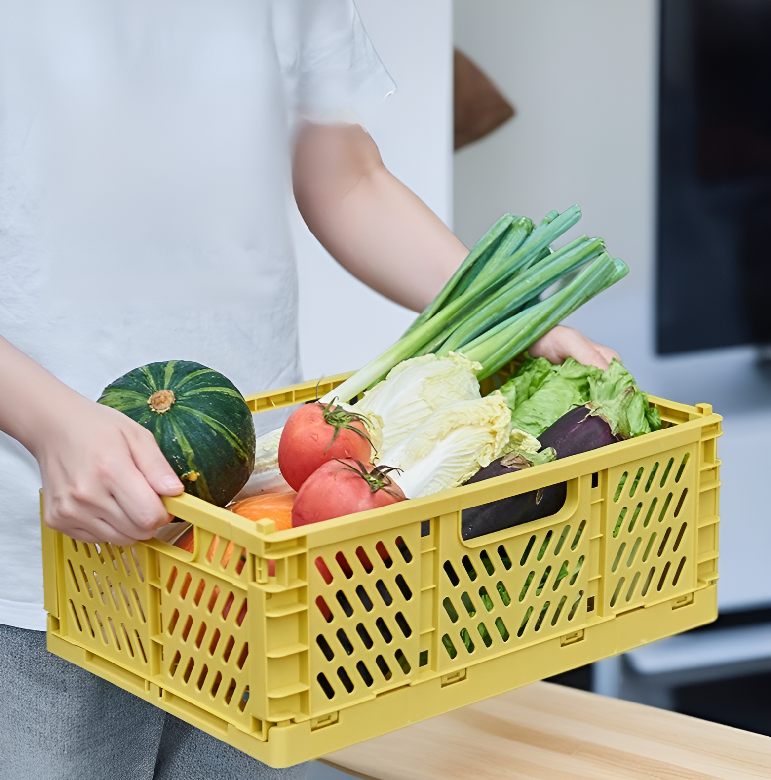 Helytakarékos összecsukható kosár polcon