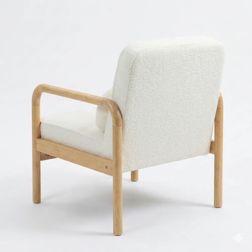 Komfortabler Loungesessel mit Holzbeinen und Kissen in Bouclé-Optik