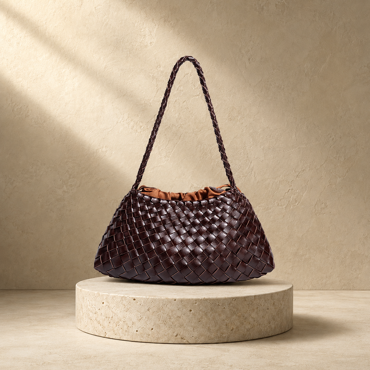 "Nuvola di Toscana" – Handgeflochtene Oversize-Hobo aus butterweichem, italienischem Premium-Leder