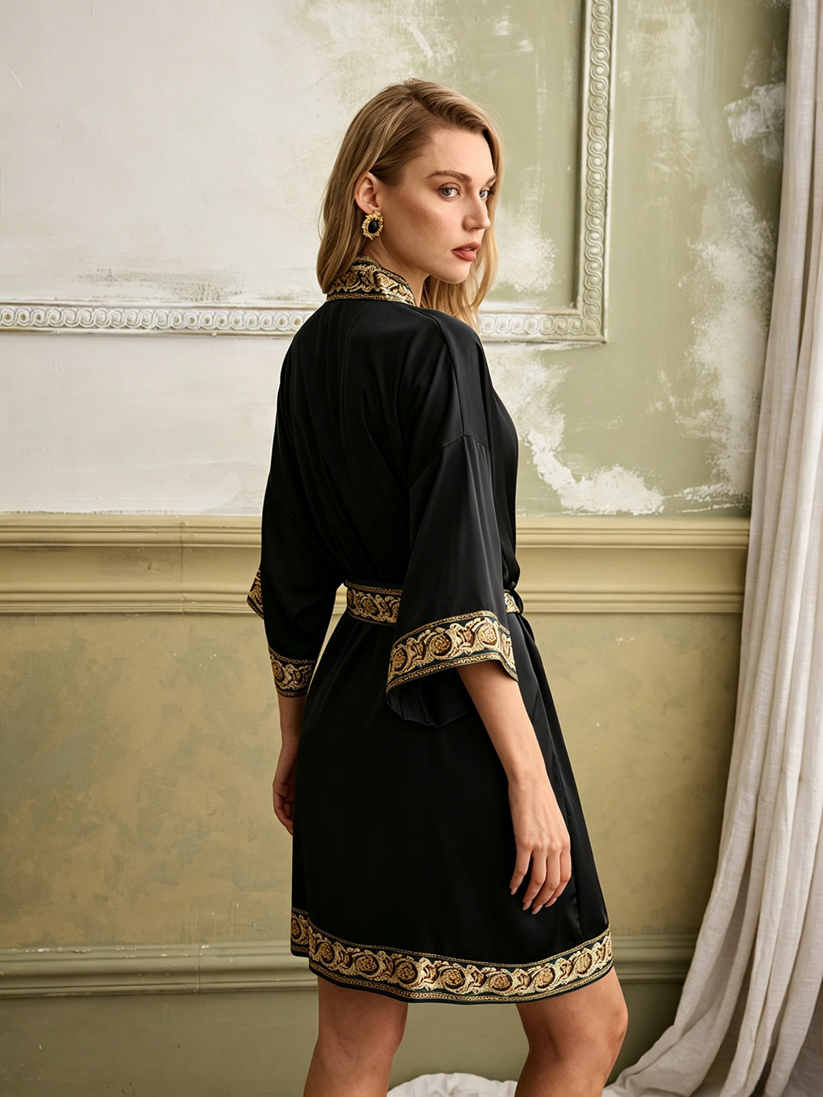 Kaylee Trimmed Robe In Black