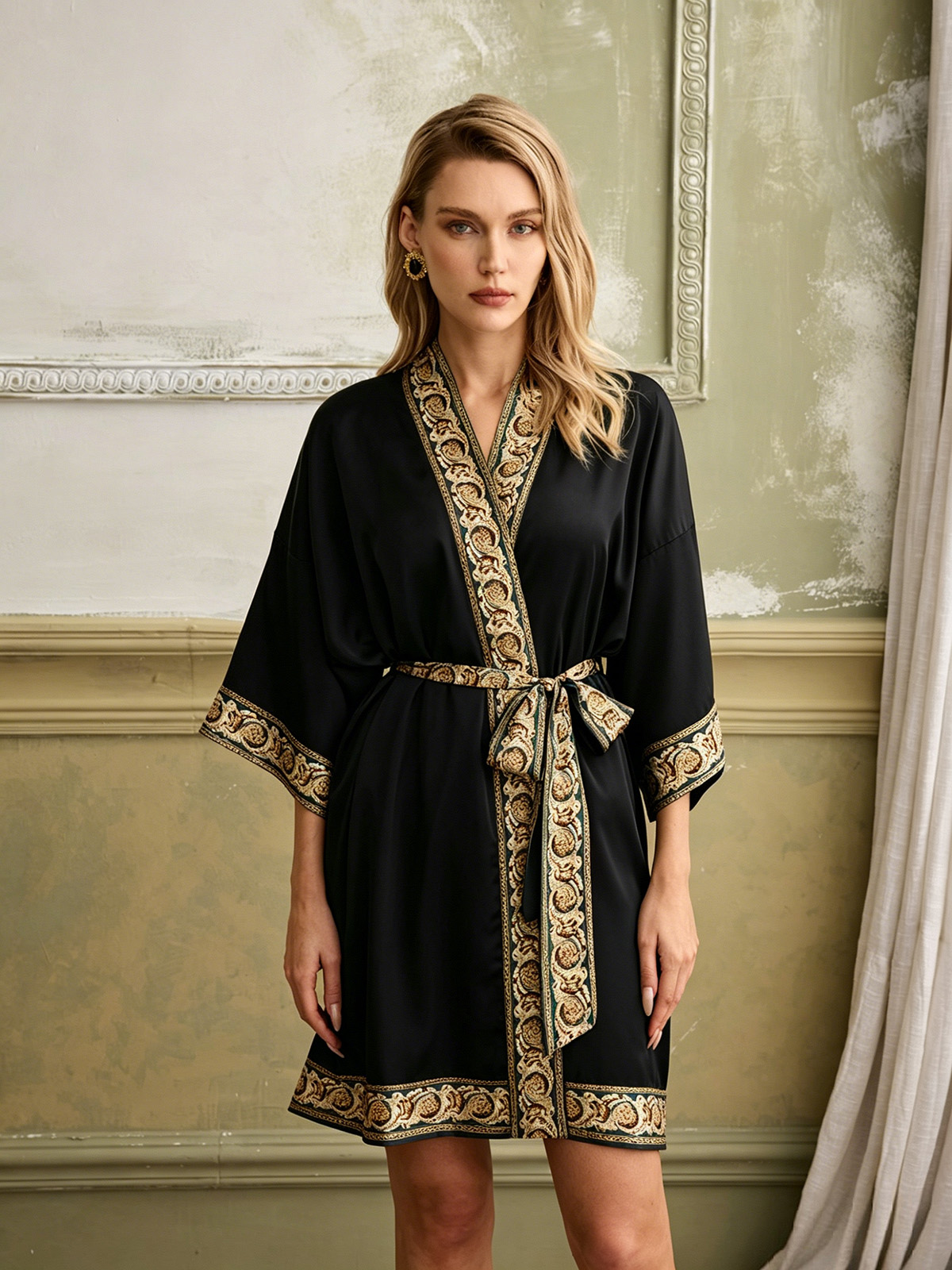 Kaylee Trimmed Robe In Black