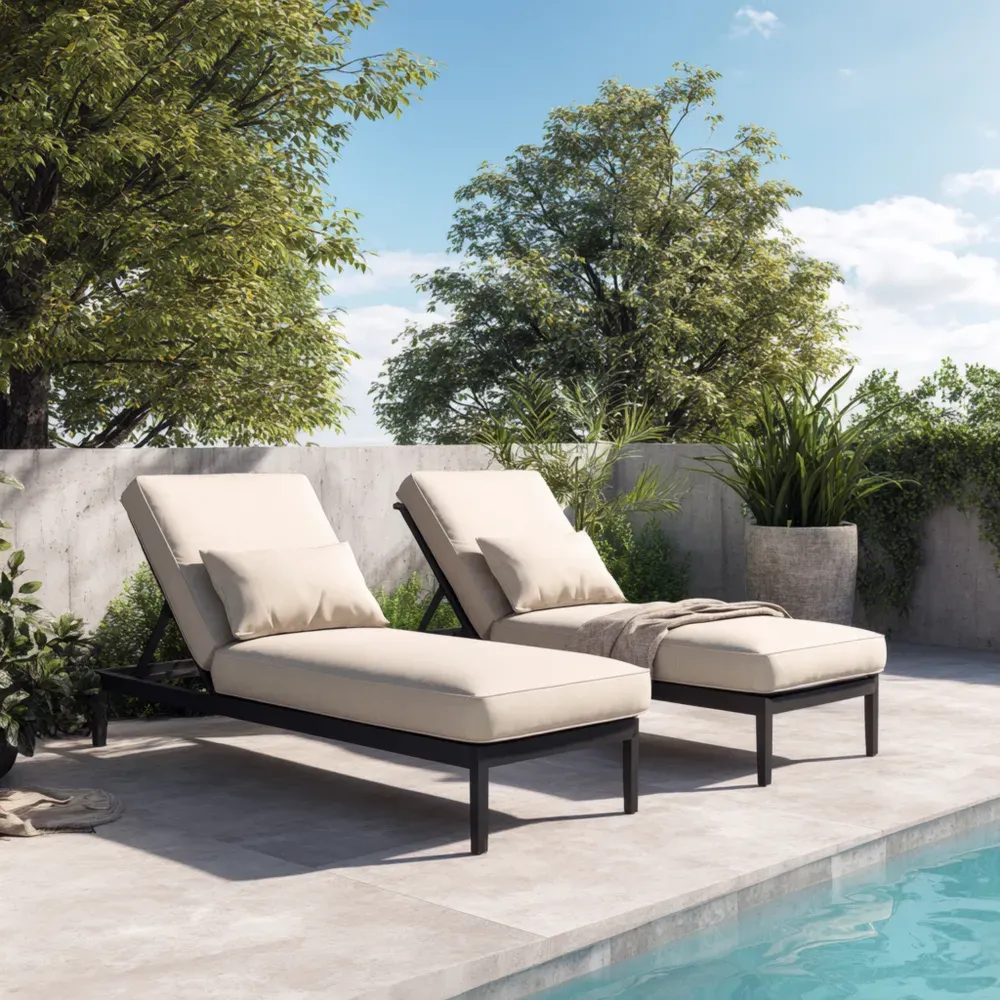 Set aus Liegestühlen mit Stahlrahmen und Polyesterpolster – Creme