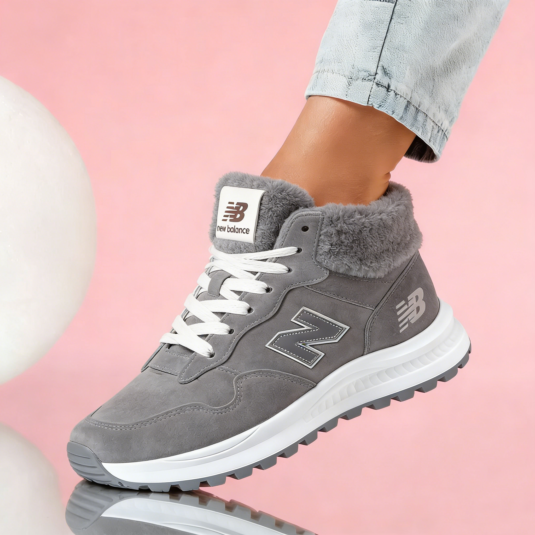 Módne dámske topánky New Balance® s hrubou podrážkou a protišmykovým povrchom.