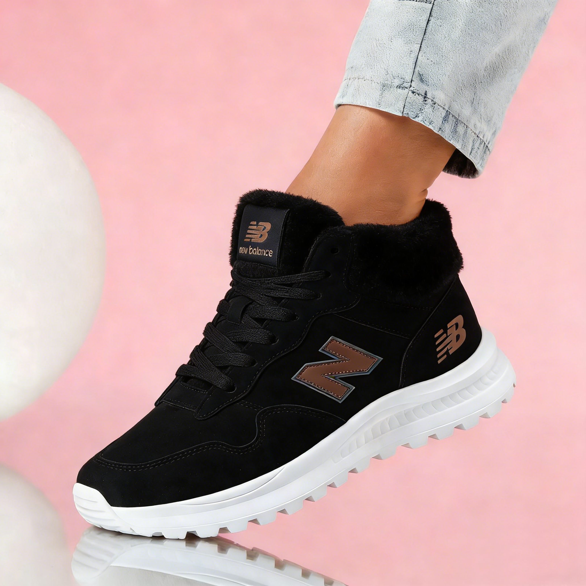 Módne dámske topánky New Balance® s hrubou podrážkou a protišmykovým povrchom.