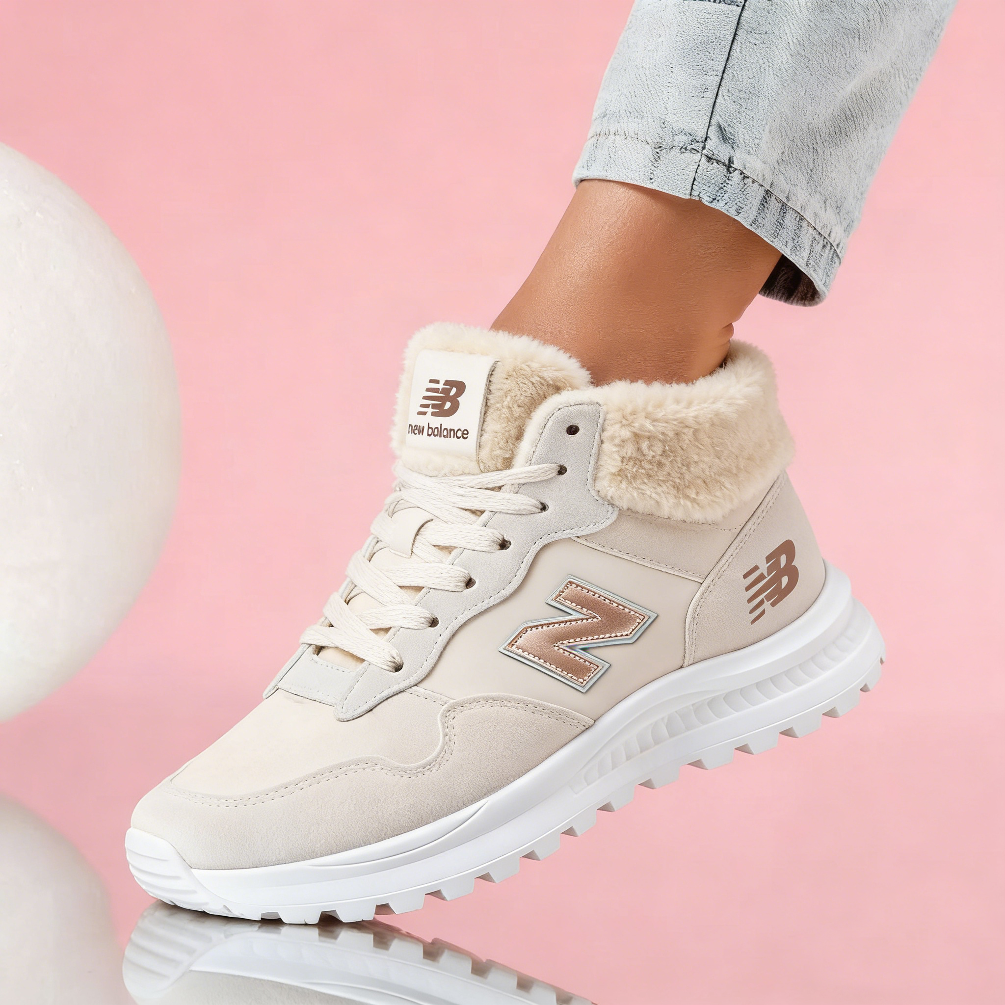 Módne dámske topánky New Balance® s hrubou podrážkou a protišmykovým povrchom.