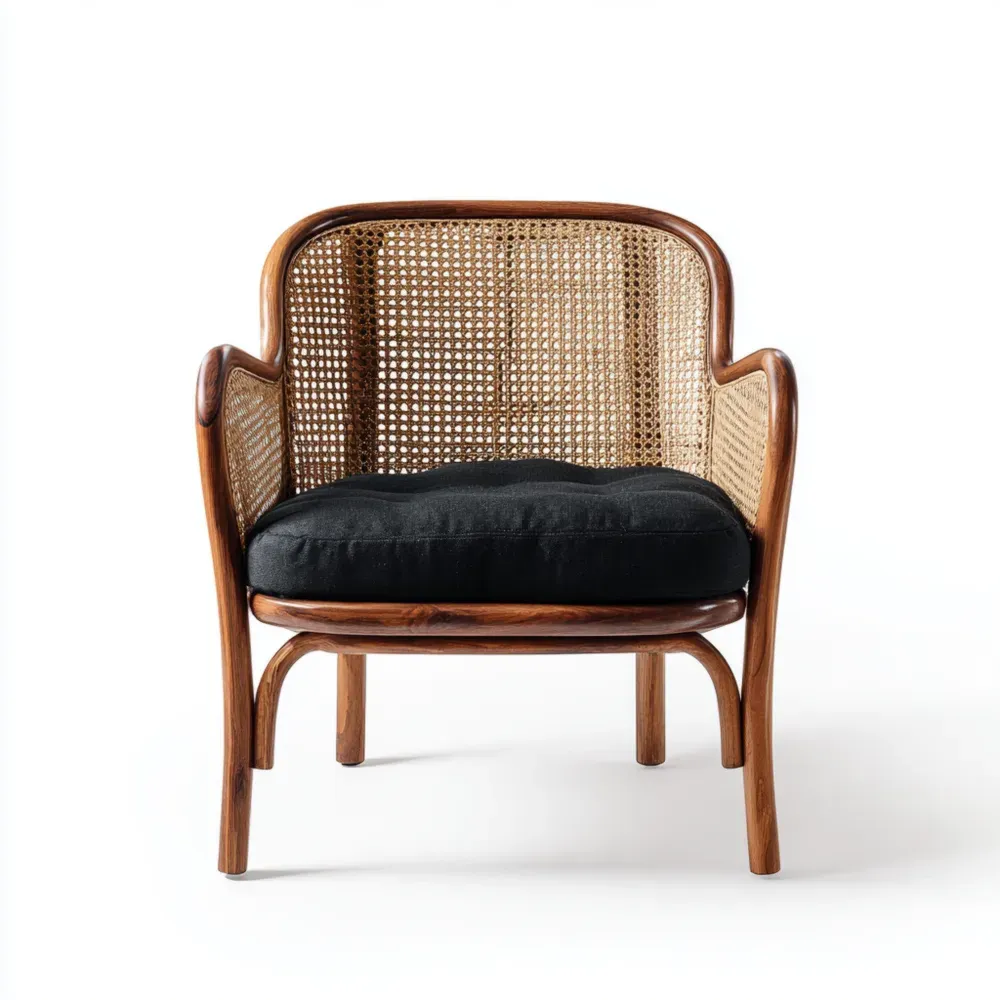 Holzstuhl mit Rattangeflecht und schwarzem Sitzkissen